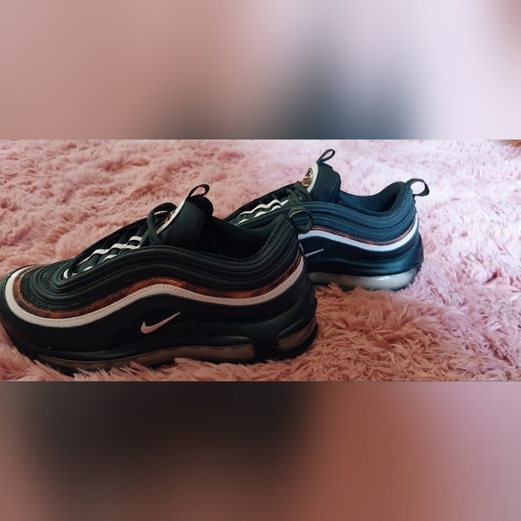 Nike Air Max women's 6.5 black woodgrain and pink - Picture 3 of 6